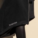 SAMADHI ilgas juodas džemperis su gobtuvu